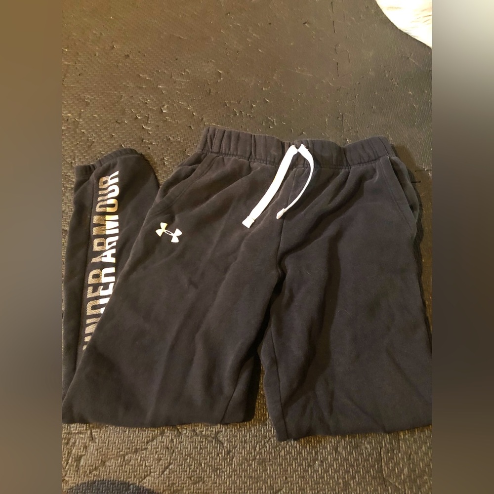 Under Armour sweatpants with drawstring and pockets